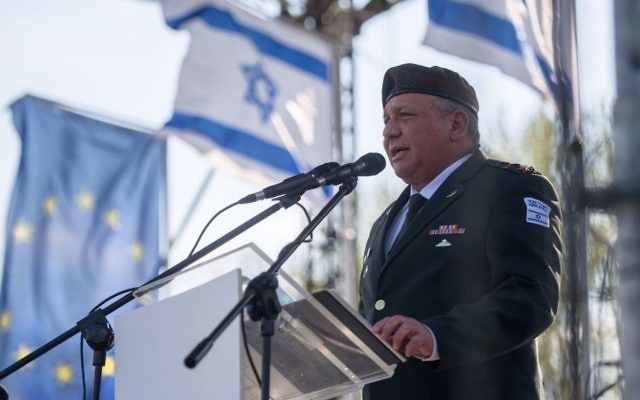 Gadi Eizenkot, chef d'Etat-major de l'armée israélienne, pendant la Marche des Vivants, sur le camp d'extermination d'Auscwhitz-Birkenau, le jour de Yom HaShoah, le 24 avril 2017. (Crédit : unité des porte-paroles de l'armée israélienne)