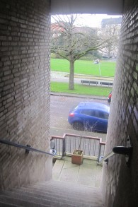 La cage d'escalier qui mène à l'appartement dans lequel a grandi Anne Frank,dans le quartier de la rivière d'Amsterdam. Photo prise en 2014. (Crédit : Matt Lebovic/The Times of Israel)