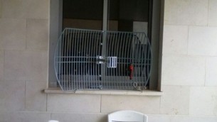 L'antenne placée à la fenêtre de la chambre du suspect d'Ashkelon, soupçonné d'avoir lancé des alertes à la bombe contre des centres communautaires aux États-Unis. (Crédit : Capture d'écran : Dixième chaîne)