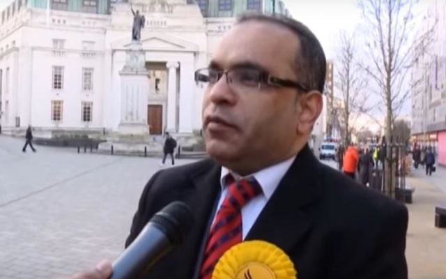 Ashuk Ahmed, candidat 'Lib Dem' aux élections générales britanniques, suspendu le 25 avril 2017 par son parti pour des posts antisémites. (Crédit : capture d'écran YouTube)