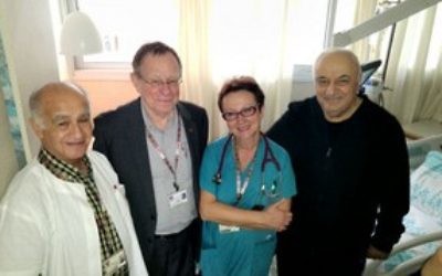 Adib Sharifov, vice-Premier ministre d'Azerbaïdjan (à droite) au Rambam Medical Center de Haifa. (Crédit : porte-parole du Rambam Medical Center)