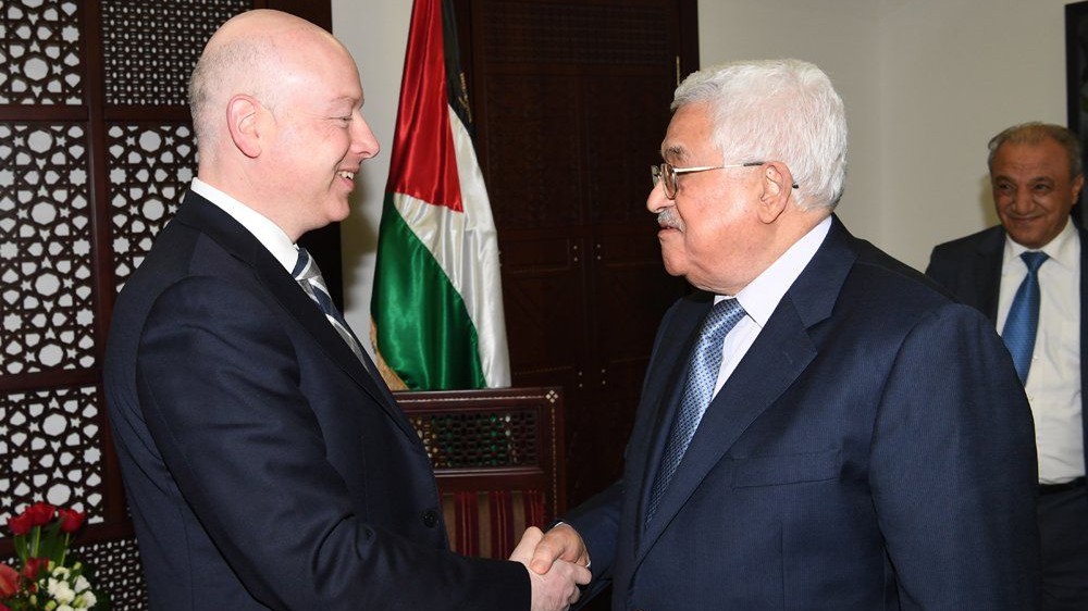 Le président de l'Autorité palestinienne Mahmoud Abbas, à droite, rencontre Jason Greenblatt, conseiller et envoyé spécial du président américain pour les négociations internationales, au bureau d'Abbas dans la ville de Ramallah, en Cisjordanie, le 14 mars 2017 (Crédit : WAFA)