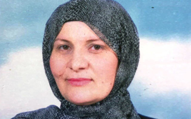 Hana Khatib, première femme à devenir juge dans un tribunal musulman, le 25 avril 2017. (Crédit : Ministère de la Justice)