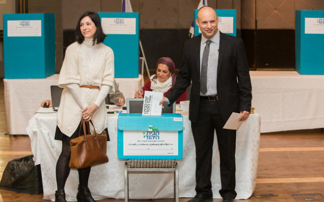 Naftali Bennett, le président du parti HaBayit HaYehudi, et son épouse Gilat pendant les élections internes du parti, à Jérusalem, le 14 janvier 2014. (Crédit : Yonatan Sindel/Flash90)