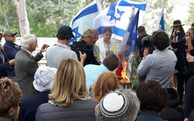 Hélène Le Gal allume la flamme du souvenir, accompagnée de Béate Klarsfeld, au mémorial de Roglit, pour Yom HaShoah, le 24 avril 2017. (Crédit: capture d'écran Twitter/@AmbFranceIsrael)