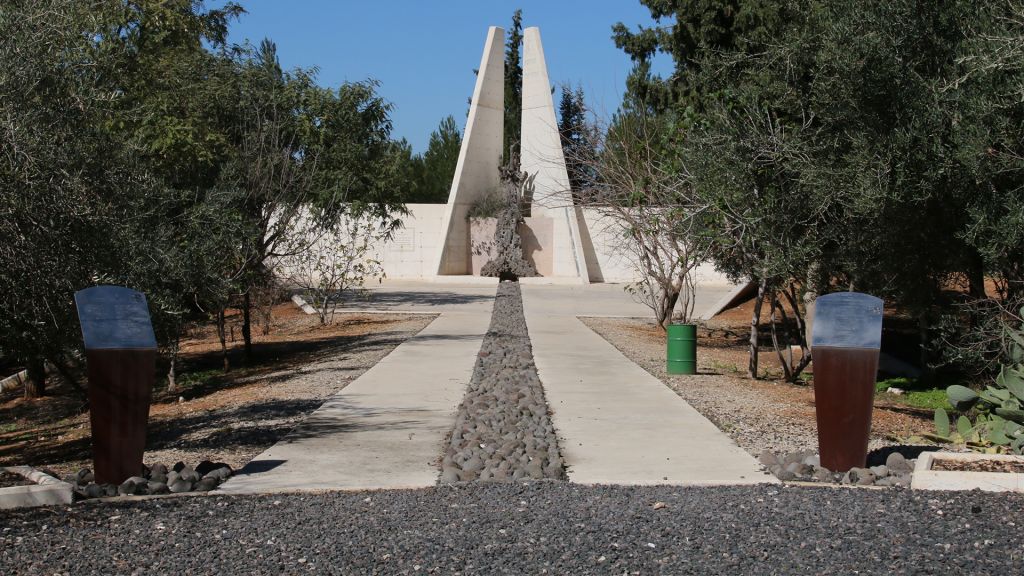 Le monument de commémoration du Lehi situé à proximité du kibboutz Mishmar Ayalon dans le centre d'Israël (Crédit : Shmuel Bar-Am)