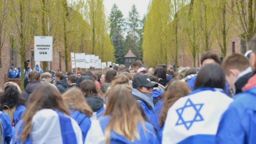 Des jeunes participent à la marche des Vivants, à Auschwitz, en Pologne, le 24 avril 2017. (Crédit : Yossi Zeliger/La Marche des Vivants)
