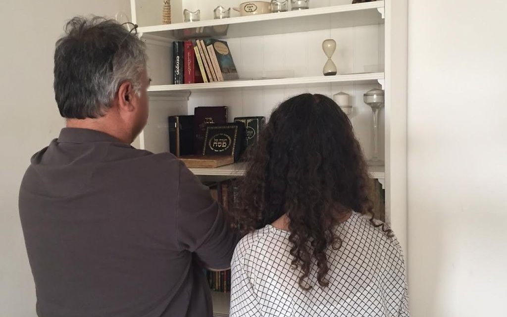 G et S, les parents du suspect des alertes à la bombe, à leur domicile à Ashkelon, le 26 avril 2017. (Crédit : DH/Times of Israel)