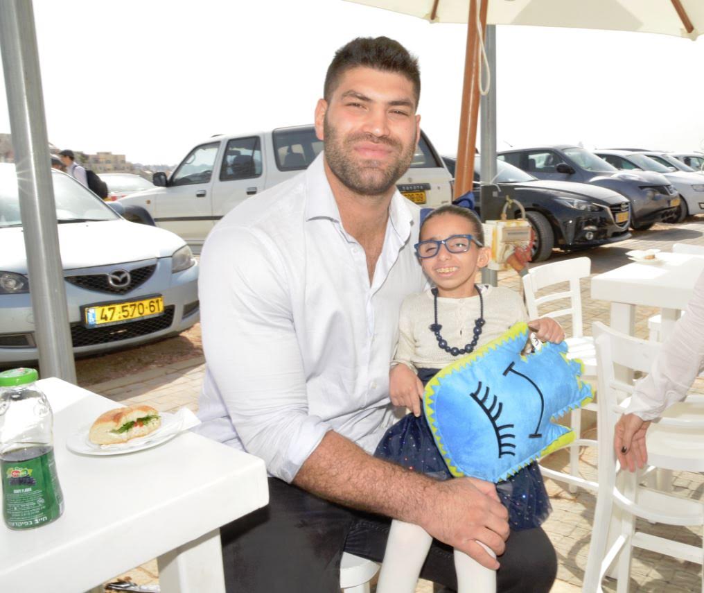 Le judoka Ori Sasson à l'inauguration du bâtiment Shalva destiné à accueillir les enfants handicapés le 27 avril au nouveau siège de Shalva, à Jérusalem, Israël (Crédit : Autorisation)