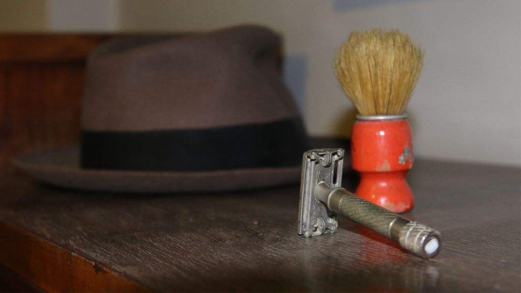 Le blaireau à barbe, le chapeau et le rasoir de Stern exposés au Lehi Museum. (Crédit : Shmuel Bar-Am)