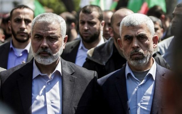 Yahya Sinwar, à droite, nouveau chef du Hamas dans la bande de Gaza, et Ismail Haniyeh pendant l'enterrement de Mazen Foqaha, dans la bande de Gaza, le 25 avril 2017. (Crédit : Mahmud Hams/AFP)