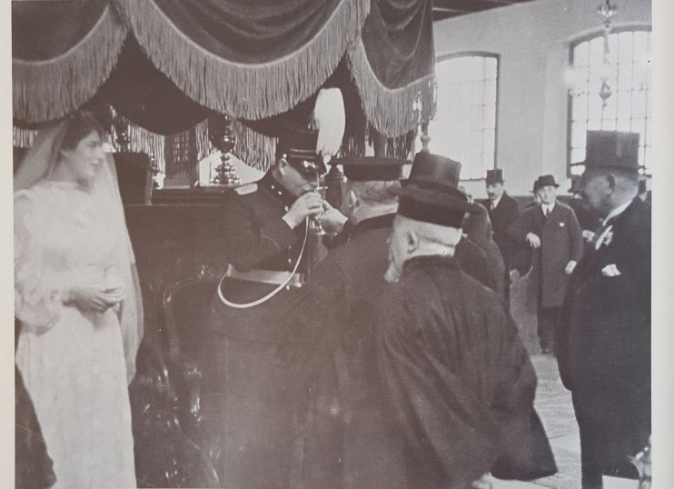 Flip de Leeuw épouse Betty Polak le 21 décembre 1939 à la Nouvelle synagogue d'Amsterdam ou Neie Sjoel. La photographie montre De Leeuw trempant les lèvres dans une coupe de vin que le rabbin a porté jusqu'à sa bouche (Autorisation : NIK.nl)