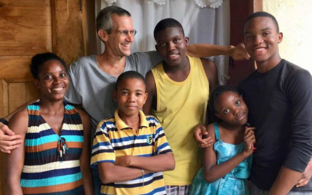Le professeur Steven Werlin travaille avec l'association Fonkoze qui accorde des micro-prêts aux familles pauvres de Haïti. (Crédit : Fonkoze)