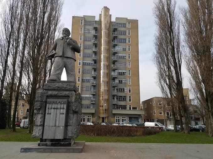 Erigée en 1966, une statue de l'architecte néerlandais Berlage a été installée devant le premier "gratte-ciel" d'Amsterdam, près de l'appartement où à grandi Anne Frank, dans le quartier de la rivière d'Amsterdam. Photo prise en janvier 2017. (Crédit : Matt Lebovic/The Times of Israel)