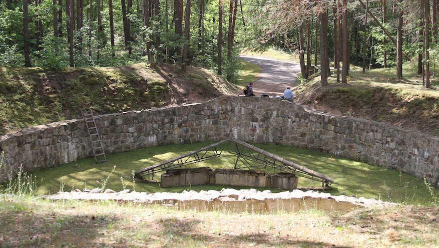 La tristement célèbre "fosse à brûler" utilisée par les nazis pour brûler les restes de leurs victimes juives afin de masquer les preuves de leurs actes. (Crédit : Ezra Wolfinger pour WGBH/JTA)