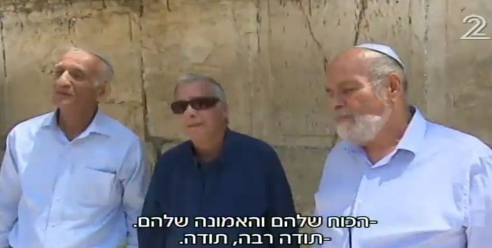 De gauche à droite, Haim Oshri, le docteur Itizik Yifat et Zion Karasenti devant le mur occidental le en avril 2017, presque 50 ans après la guerre des Six jours pour se saisir de la ville entière (Capture d'écran : Deuxième chaîne) 