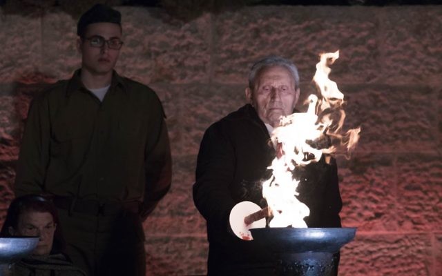 Les survivants de la Shoah ont allumé 6 flambeaux, pour représenter les 6 millions de victimes du génocide nazie durant la cérémonie d’ouverture au musée Yad Vashem à Jérusalem, pour la cérémonie de Yom HaShoah, le 23 avril 2017. (Crédit : Yonatan Sindel/Flash90).