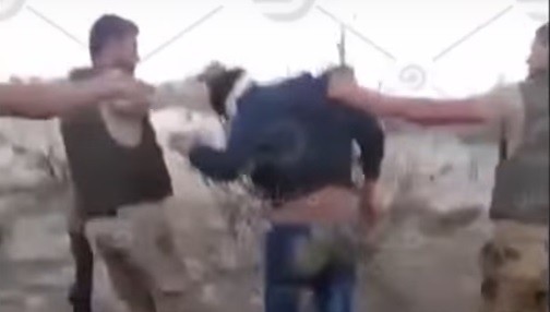Extrait d'une vidéo qui montrerait des soldats égyptiens mener un homme désarmé, qui a les yeux bandés, avant de l'abattre à bout portant. La vidéo a été diffusée par une chaîne d'opposition égyptienne sur YouTube le 20 avril 2017. (Crédit : capture d'écran YouTube)