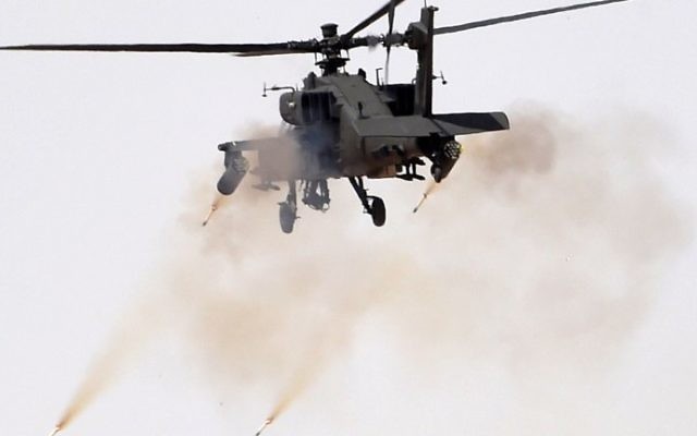 Un hélicoptère Apache pendant un exercice militaire à Hafr al-Batin, en Arabie saoudite, le 10 mars 2016. Illustration. (Crédit : Fayez Nureldine/AFP)