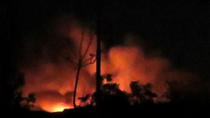 Photo d'illustration de flammes et de fumée sur la base aérienne militaire de Mezzeh dans les faubourgs du sud-ouest de Damas suite à une explosion le 13 janvier 2017 (Crédit : AFP) 