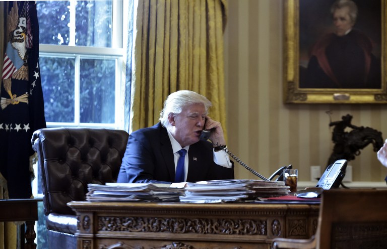 Le président américain Donald Trump au téléphone avec le président russe  Vladimir Poutine depuis le Bureau ovale de la Maison Blanche à  Washington, le 28 janvier 2017. Illustration. (Crédit : Mandel Ngan/AFP)