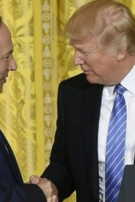 Le président américain Donald Trump et le Premier ministre israélien Benjamin Netanyahu échangent une poignée de main durant une conférence conjointe à la Maison Blanche, à Washington, le 15 février 32017 (Crédit :Saul Loeb/AFP)