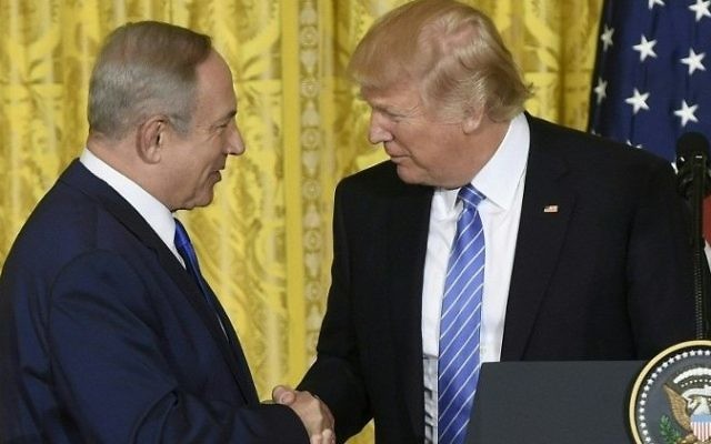 Le président américain Donald Trump et le Premier ministre Benjamin Netanyahu pendant une conférence de presse conjointe à la Maison Blanche, à Washington, le 15 février 2017. (Crédit : Saul Loeb/AFP)