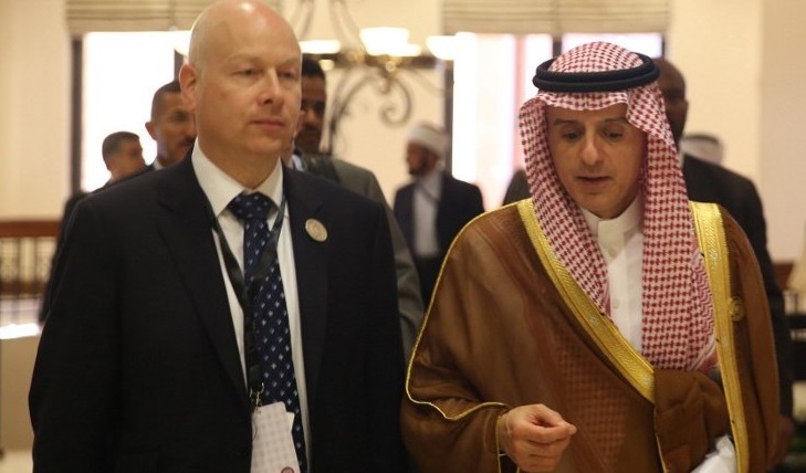 Le ministre saoudien des Affaires étrangères, Adel al-Jubeir, à droite, avec le représentant spécial du président américain Jason Greenblatt, pendant le sommet de la Ligue arabe, en Jordanie, le 29 mars 2017. (Crédit : Khalil Mazraawi/AFP)
