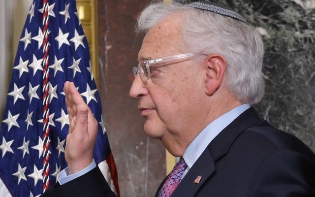 David Friedman lors de sa prestation de serment au poste d'ambassadeur américain en Israël au Bâtiment du bureau exécutif  Eisenhower, à côté de la Maison Blanche, le 29 mars 2017. (Crédit : Mandel Ngan/AFP)