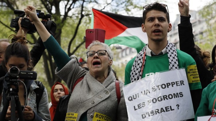 Manifestation pour la "séparation du CRIF et de l'Etat" et pour le boycott d'Israël sur la place du Châtelet, à Paris, le 1er avril 2017. (Crédit : Thomas Samson/AFP)