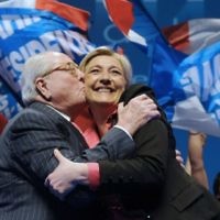 Ce fichier photo pris le 30 mars 2012 montre Marine Le Pen (d) embrassée par son père, président honoraire FN, Jean-Marie Le Pen (g) à la fin d'une réunion de campagne à Nice, dans le sud-est de la France. (Crédit : AFP PHOTO / BORIS HORVAT)