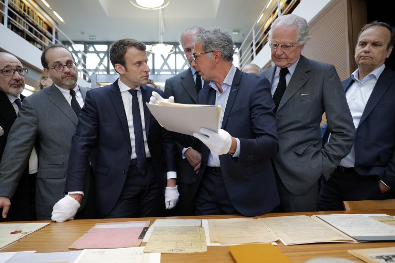 Emmanuel Macron avec Jacques Fredj, directeur du mémorial de la Shoah de Paris, pendant une visite au mémorial, le 30 avril 2017. (Crédit : Philippe Wojazer/AFP)