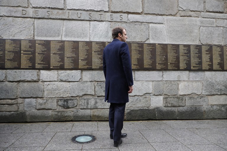 Emmanuel Macron devant le mur des Justes du mémorial de la Shoah de Paris, le 30 avril 2017. (Crédit : Philippe Wojazer/AFP)