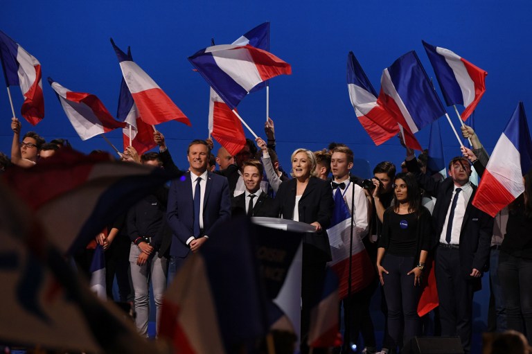 Marine Le Pen, au centre, accompagnée de Nicolas Dupont-Aignan, pendant leur meeting commun au Parc des Expositions de Villepinte, le 1er mai 2017. (Crédit : Alain Jocard/AFP)
