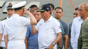 Rodrigo Duterte, au centre, président des Philippines, le 1er mai 2017. (Crédit : Manman Dejeto/AFP)