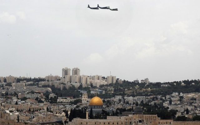 Les avions de transport israéliens C-130 Hercules volent au dessus de Jérusalem lors des festivités marquant la 69ème Journée de l'indépendance, le 2 mai 2017 (Crédit :  AFP Photo/Thomas Coex)