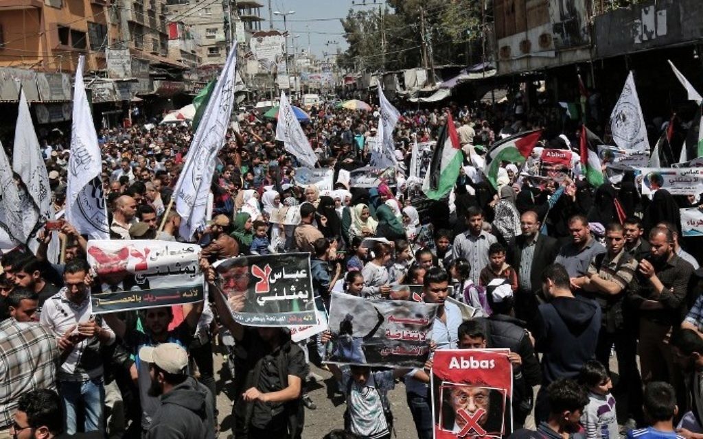 Partisans du Hamas, du Jihad islamique et du mouvement Al-Ahrar contre le président de l'Autorité palestinienne Mahmoud Abbas à Rafah, dans le sud de la bande de Gaza, le 2 mai 2017. L'une des pancartes dit : "Abbas ne me représente pas". (Crédit : Said Khatib/AFP)