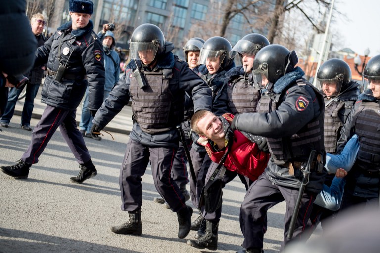 Arrestation lors d'une manifestation de l'opposition dans le centre de Moscou, le 26 mars 2017. (Crédit : Alexander Utkin/AFP)