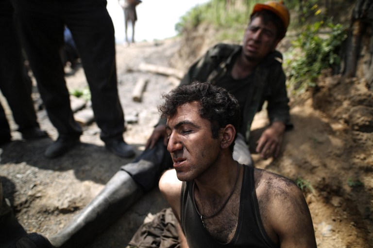Mineurs après l'effondrement de leur mine de charbon suite à une explosion, à Azad Shahr, dans le nord de l'Iran, le 3 mai 2017. (Crédit : Mostafa Hassanzadeh/Tasnim/AFP) 