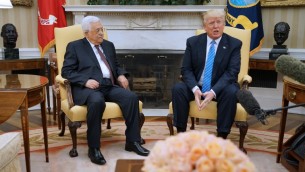 Le président américain Donald Trump avec le président de l'Autorité palestinienne Mahmoud Abbas dans le Bureau ovale de la Maison Blanche, le 3 mai 2017. (Crédit : Mandel Ngan/AFP)