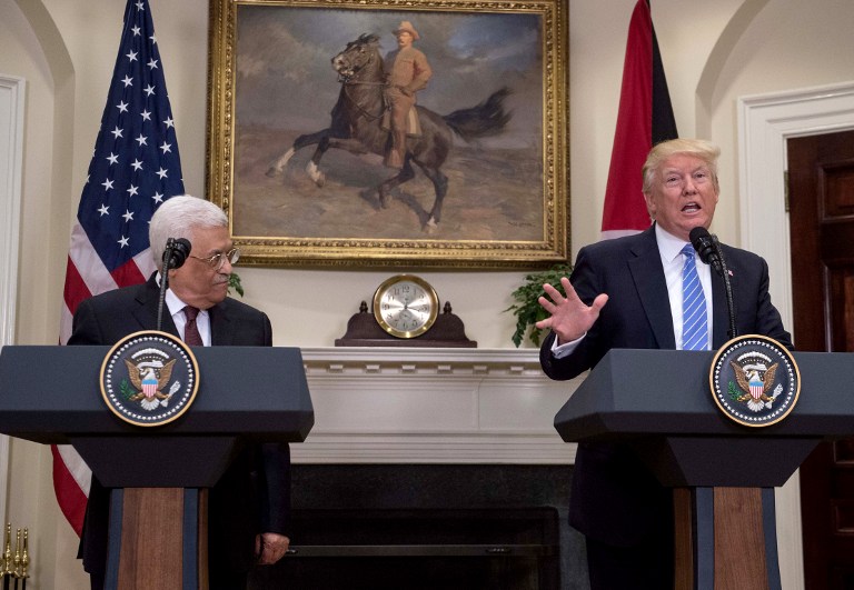 Le président américain Donald Trump et le président de l'Autorité palestinienne Mahmoud Abbas lors de la conférence de presse à la Maison Blanche le 3 mai 2017 à Washington (Crédit : AFP/NICHOLAS KAMM)