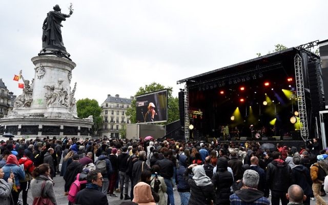 Concert contre le Front national organisé notamment par SOS Racisme et l'UEJF sur la place de la République, à Paris, le 4 mai 2017. (Crédit : Bertrand Guay/AFP)