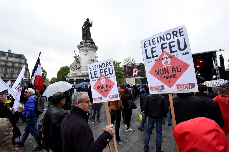 Concert contre le Front national organisé notamment par SOS Racisme et l'UEJF sur la place de la République, à Paris, le 4 mai 2017. (Crédit : Bertrand Guay/AFP)