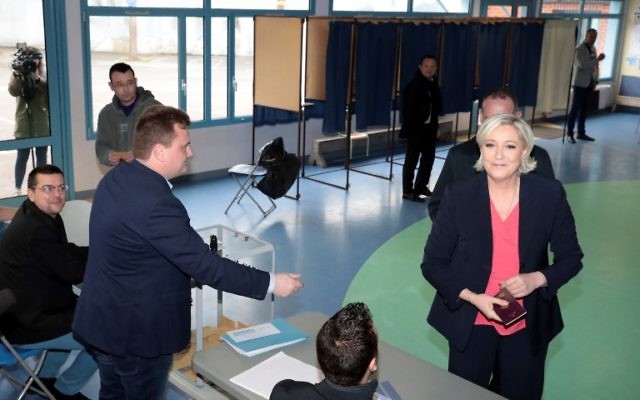 Marine Le Pen vote au second tour de l'élection présidentielle française à Hénin-Beaumont, le 7 mai 2017. (Crédit : Joël Saget/AFP)