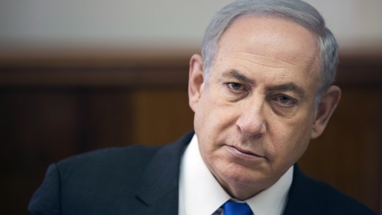 Le Premier ministre Benjamin Netanyahu pendant la réunion hebdomadaire du gouvernement à Jérusalem, le 7 mai 2017. (Crédit : Oded Balilty/Pool/AFP)