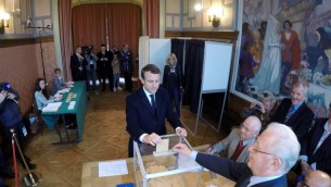 Emmanuel Macron vote au second tour de l'élection présidentielle française au Touquet, le 7 mai 2017. (Crédit : Philippe Wojazer/Pool/AFP)