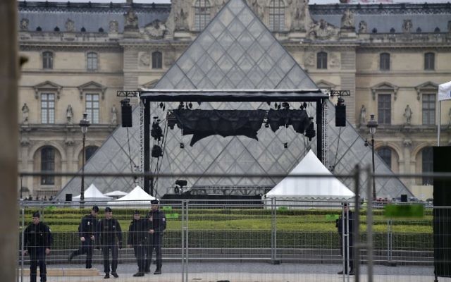 Policiers déployés devant l'esplanade du Louvre après une évacuation en raison d'une alerte de sécurité au jour du second tour de l'élection présidentielle française, le 7 mai 2017. (Crédit : Christophe Archambault/AFP)