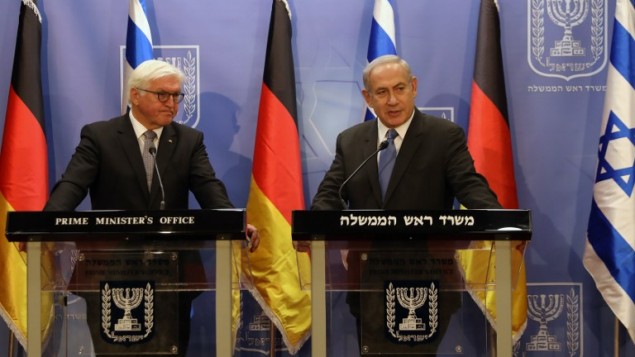 Le Premier ministre Benjamin Netanyahu, à droite avec le président allemand Frank-Walter Steinmeier lors d'une conférence de presse conjointe à Jérusalem, le 7 mai 2017. (Crédit : ROnen Zvulun/Pool/AFP)