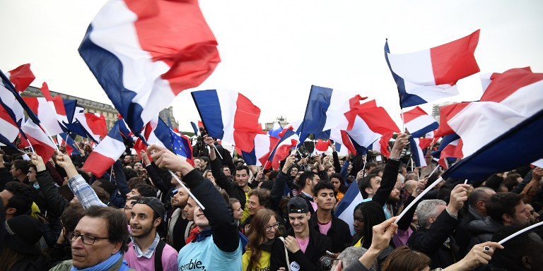 Les partisans d'Emmanuel Macron devant la pyramide du Louvre, à Paris, après la victoire de leur candidat à l'élection présidentielle française, le 7 mai 2017. (Crédit : Eric Feferberg/AFP)