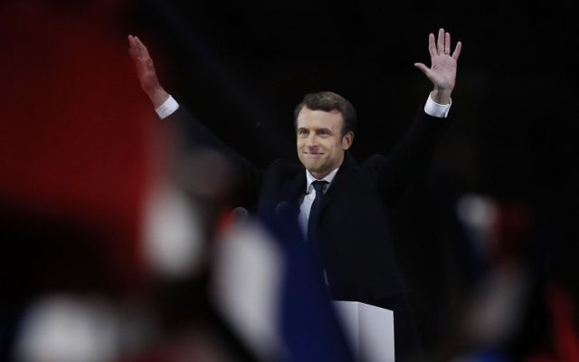 Emmanuel Macron, élu à la présidence de la République française, devant la pyramide du Louvre, le 7 mai 2017. (Crédit : Patrick Kovarik/AFP)